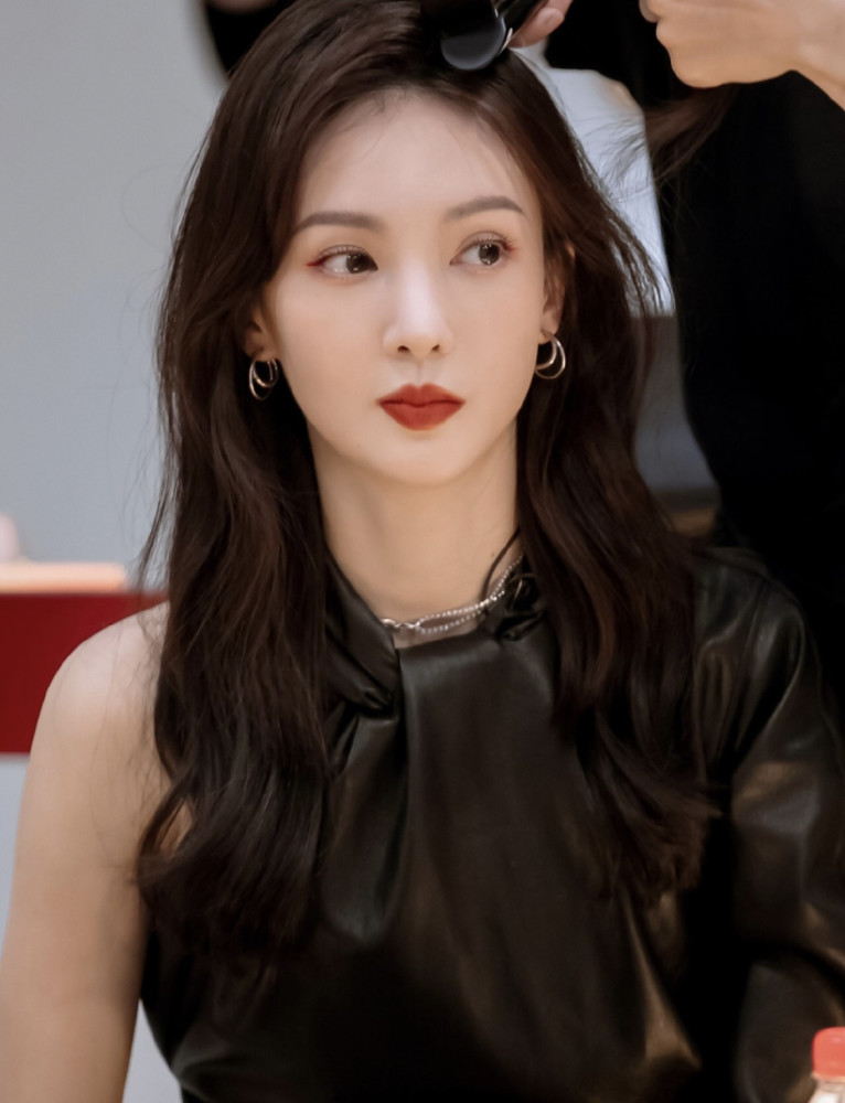 金晨穿西装秀美腿,终于知道为什么男神那么爱她了