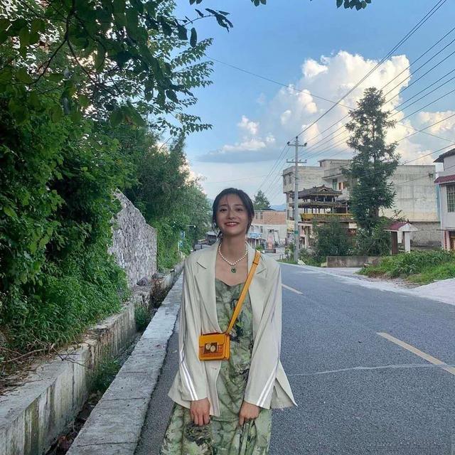 周洁琼演绎夏季清新穿搭,扎染吊带配浅绿色西装,女神就要这么穿
