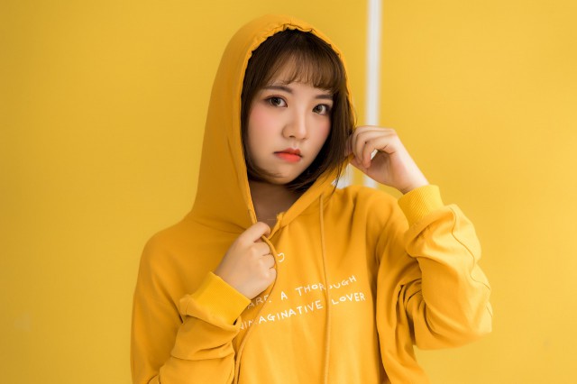 卫衣配什么裤子好看女,这样穿青春活力还显瘦