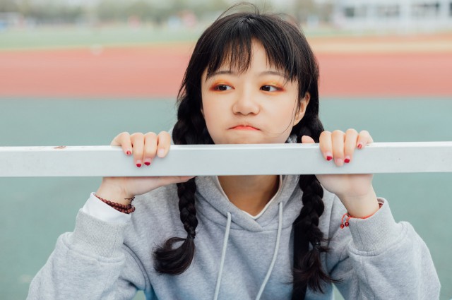 卫衣配什么裤子好看女,这样穿青春活力还显瘦
