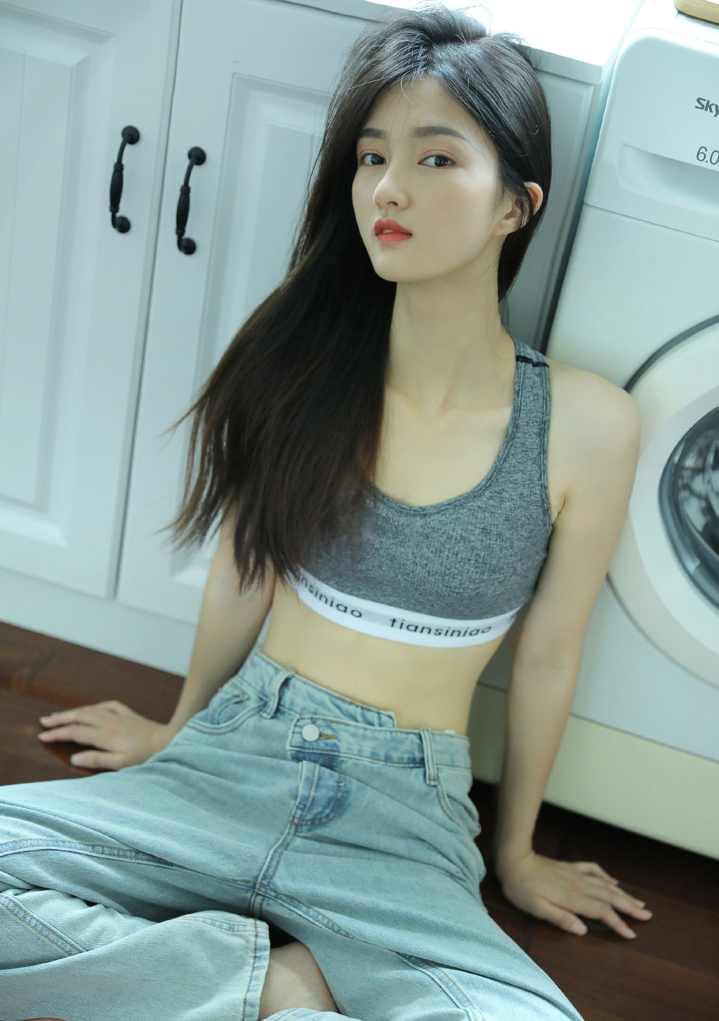 穿背心小蛮腰美女曼妙身材性感写真