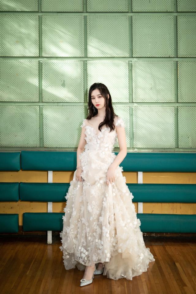 徐艺洋穿宽松连衣裙却不显臃肿,筷子腿太吸睛