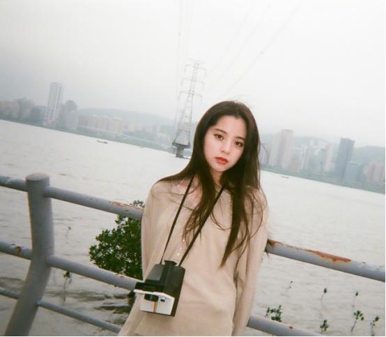 欧阳娜娜虽然平时穿衣低调，却时尚中带点文艺