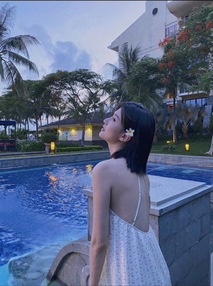 乔欣碎花吊带裙配齐肩短发清新可人,美的让人心动