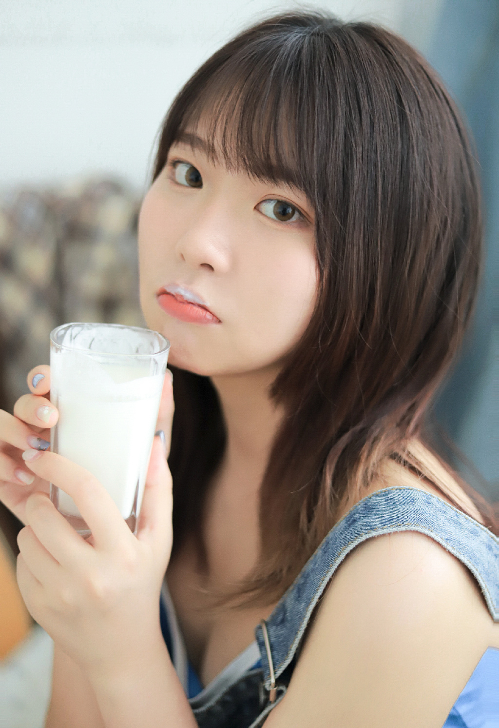 穿背心小蛮腰美女曼妙身材性感写真