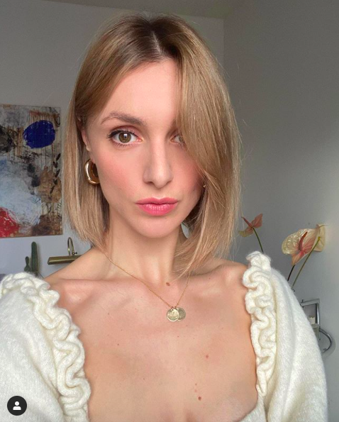 这位巴黎时尚博主太会穿!学她用3个套路穿出法式浪漫,简单还好看