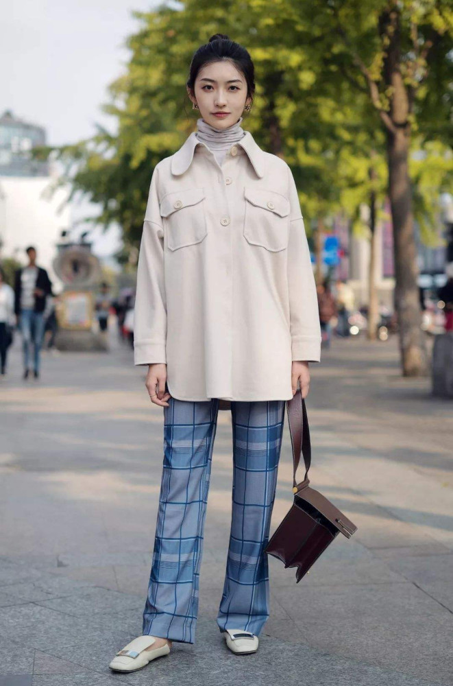 只会穿烂大街的牛仔裤？今年更流行“阔腿渣渣裤”，试一下吧