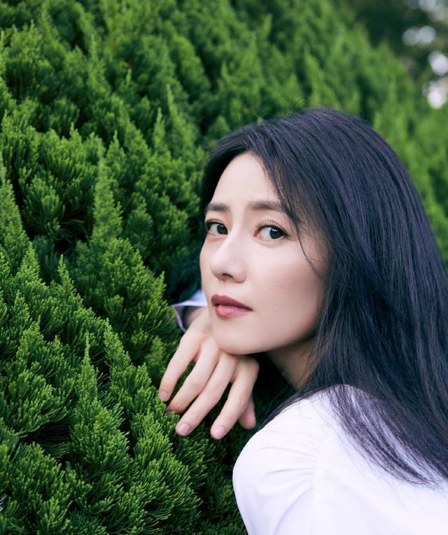高圆圆V领白衬衫配包臀裙凹凸有致,好身材真性感