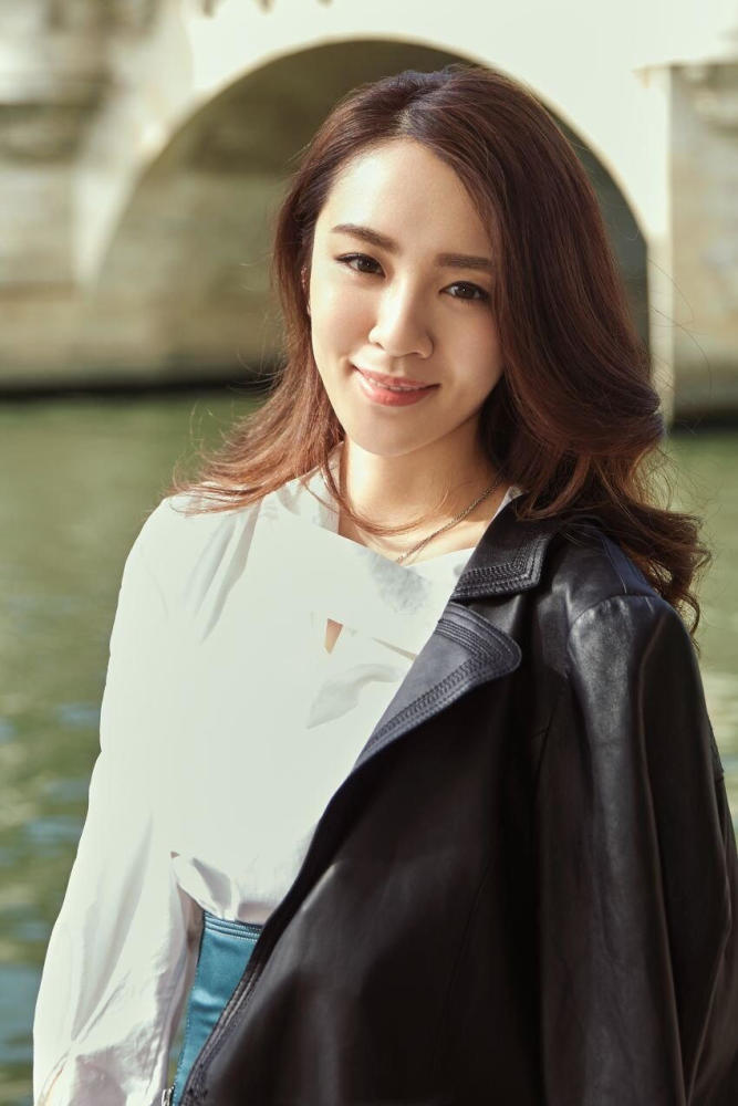 王晓晨白衬衫搭配绿色皮质半身裙简约高级，女神范十足