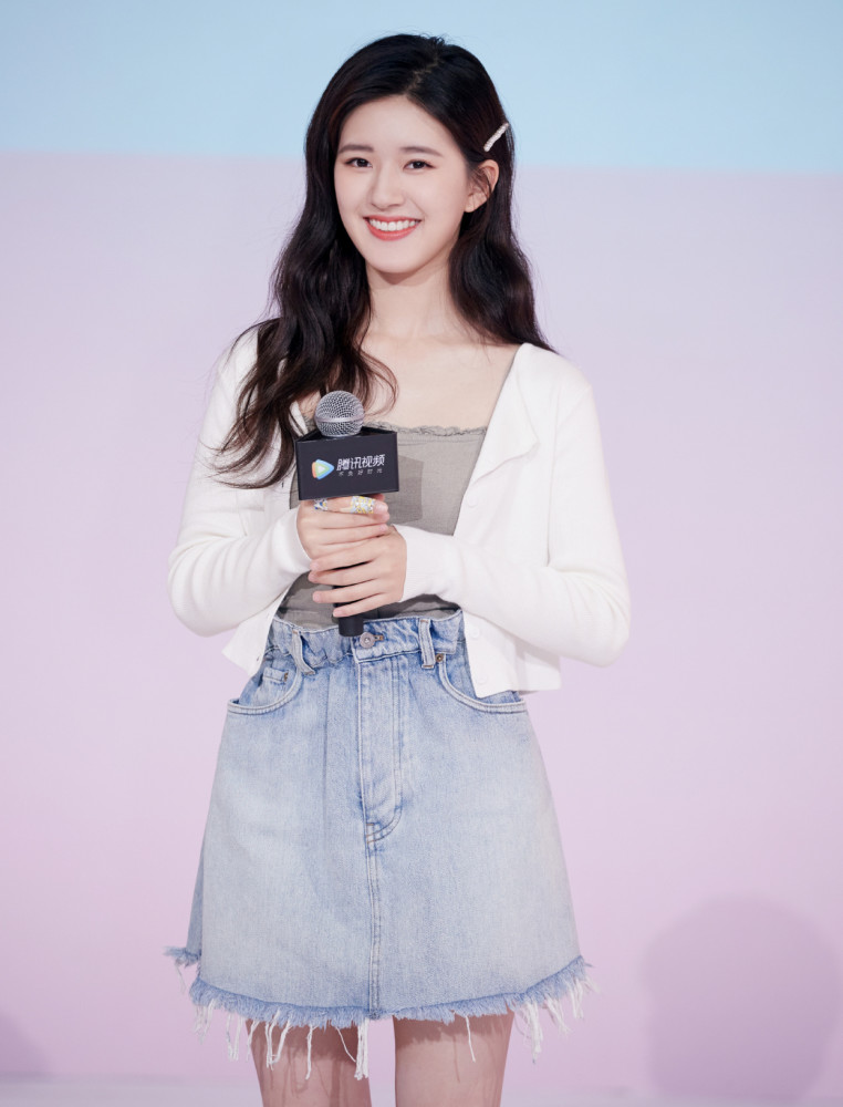 赵露思灰蓝色牛仔套装搭配丸子头,少女感十足
