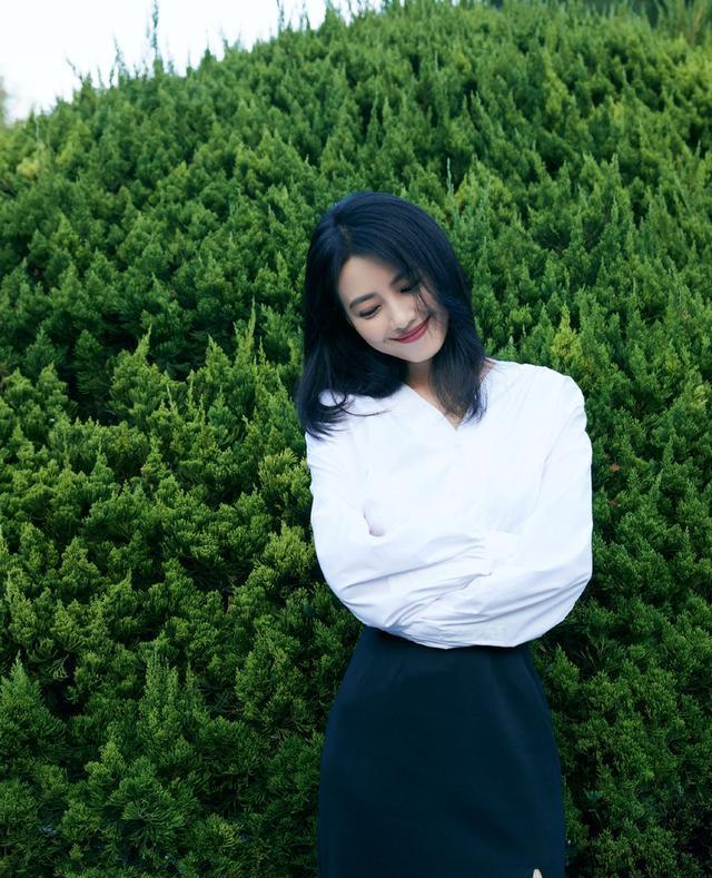 高圆圆V领白衬衫配包臀裙凹凸有致,好身材真性感