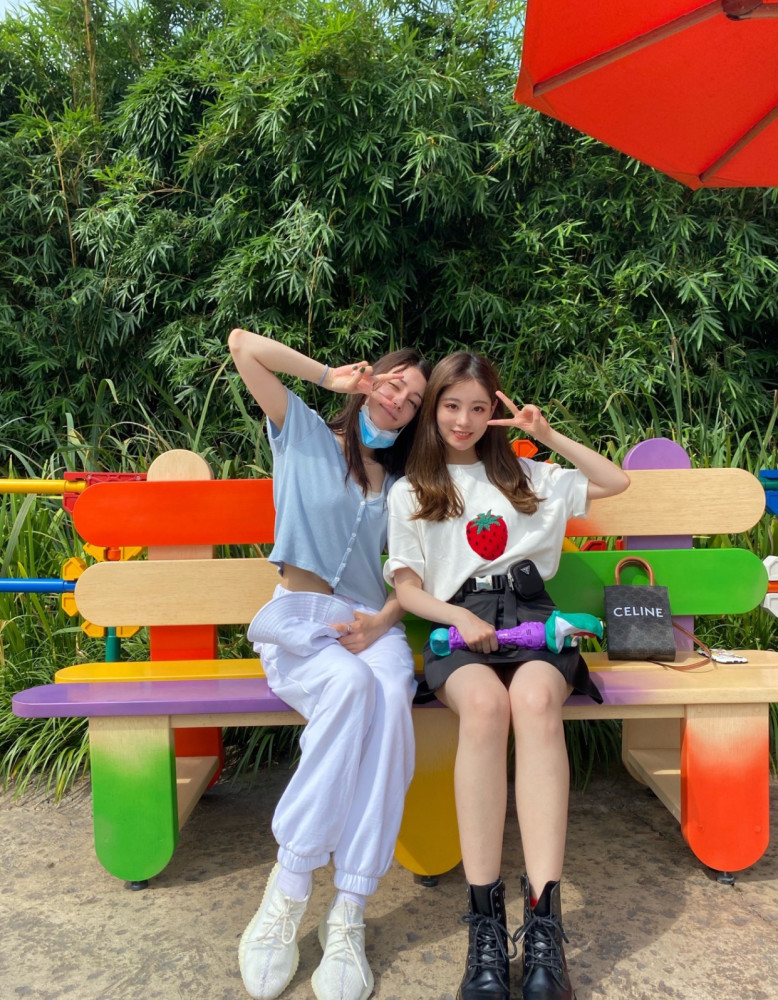 热巴祝绪丹罕见同框，素颜下热巴脸不够拳头大，瘦弱得让人心疼！