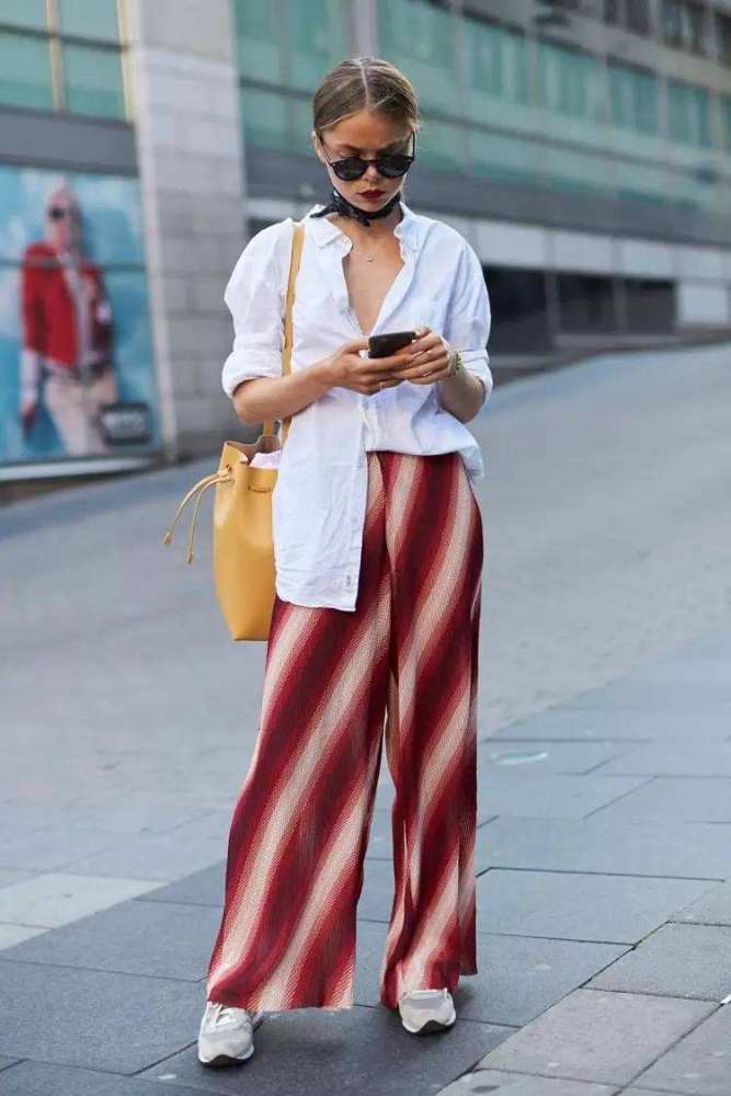 只会穿烂大街的牛仔裤？今年更流行“阔腿渣渣裤”，试一下吧