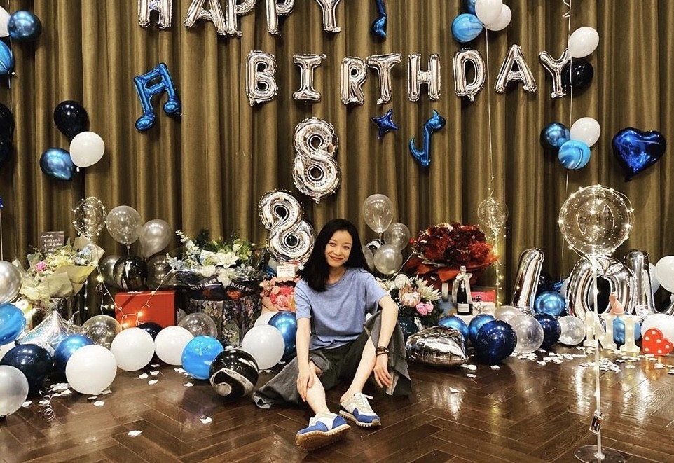 倪妮32岁生日照片曝光,和好友齐聚大庆祝轻装上阵也好看
