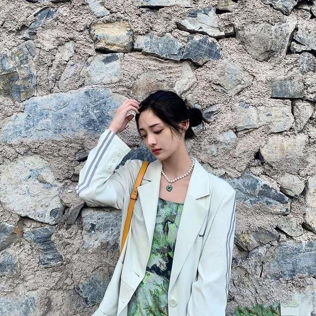 周洁琼演绎夏季清新穿搭，扎染吊带配浅绿色西装，女神就要这么穿