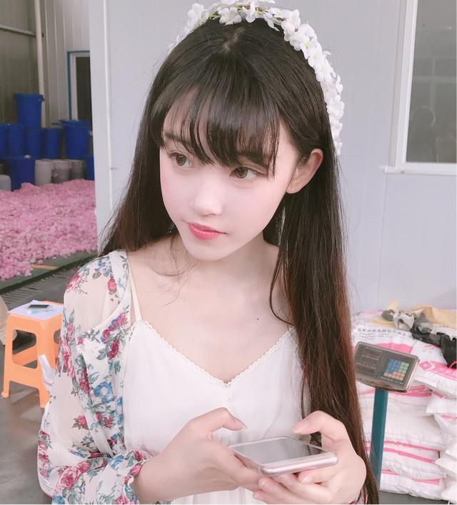 半藏森林微博营业，新造型改走精英人设，网友：还是茶艺适合她