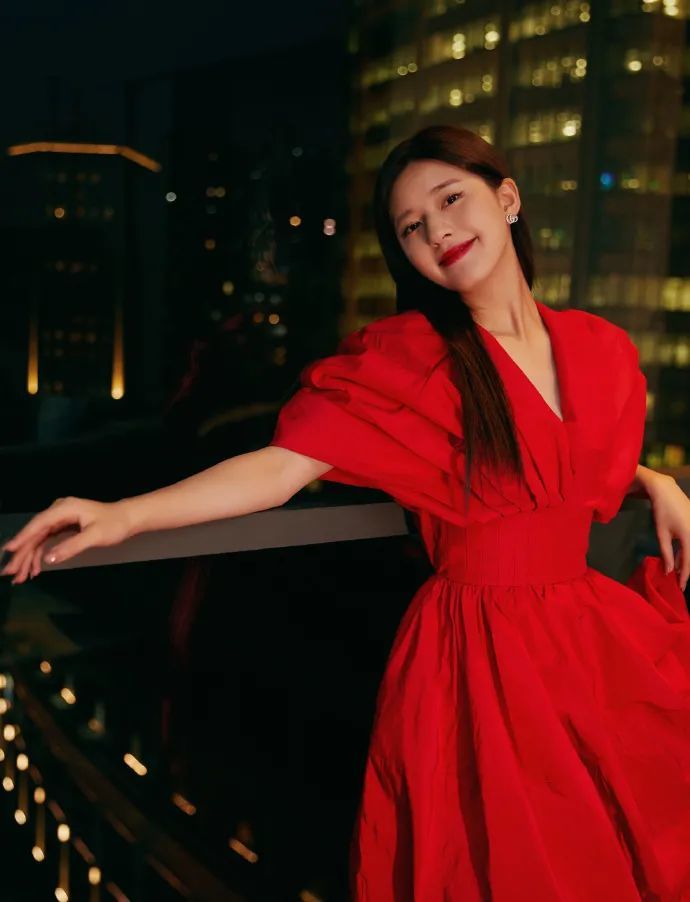 赵露思换上烈焰红裙太美丽,被衬得娇艳可人