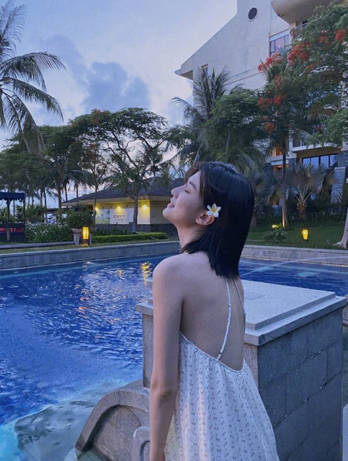 乔欣碎花吊带裙配齐肩短发清新可人,美的让人心动
