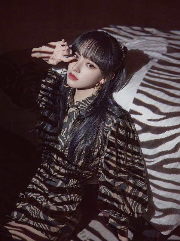 程潇连衣短裙配过膝长靴秀美腿,真有100多斤?