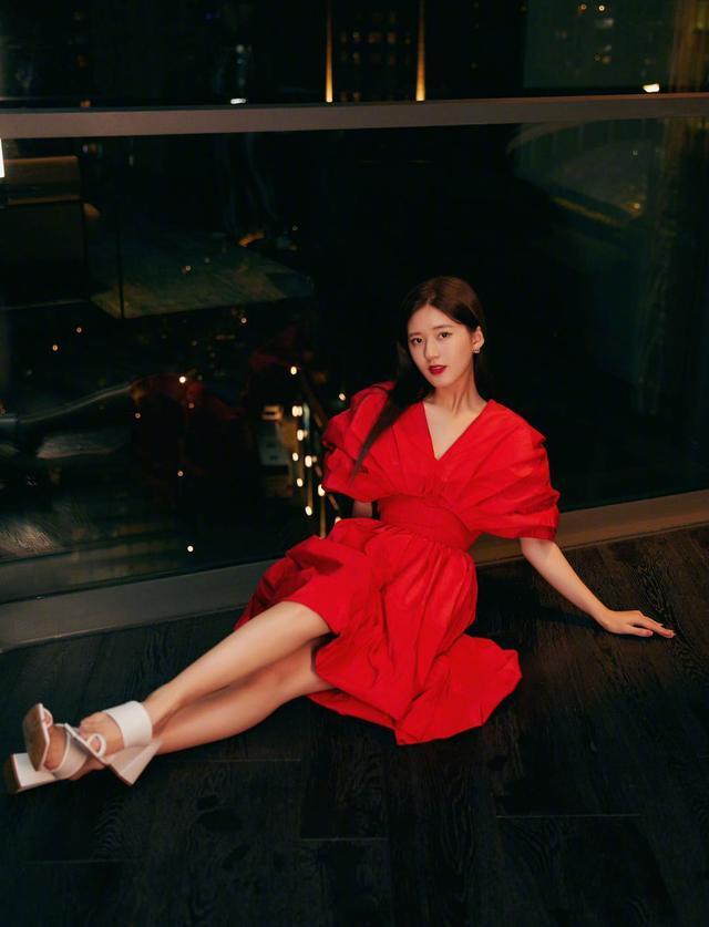 花包红裙复古风,赵露思演绎轻熟少女,甜甜一笑太美了