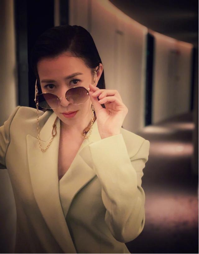 30岁后逆生长?她们的穿搭学起来比20岁女生还显嫩!