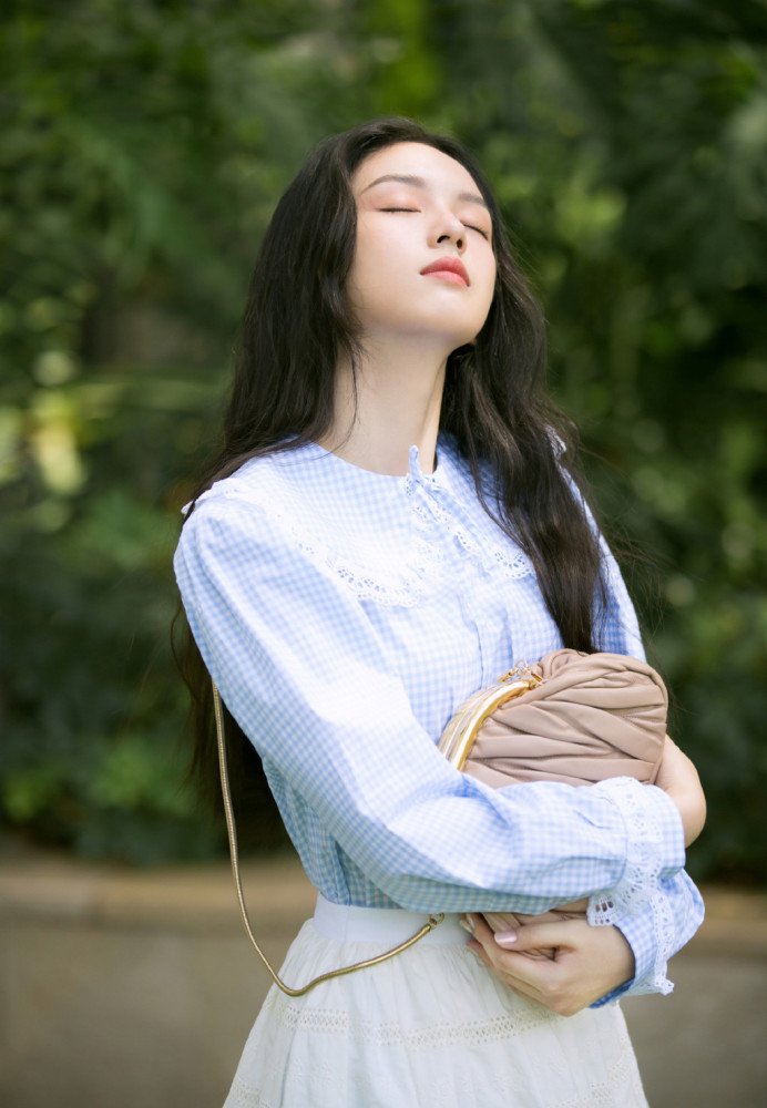 周也穿格纹衬衫配1万5的伞裙,清纯又甜美