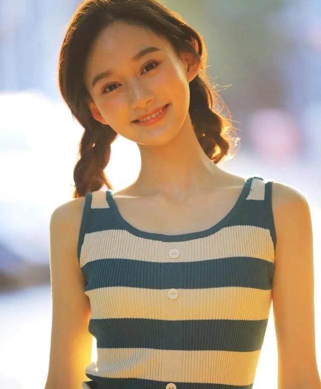 “艺考之神”夏梦有才有貌,连获三个全国第一,私服穿搭清新脱俗