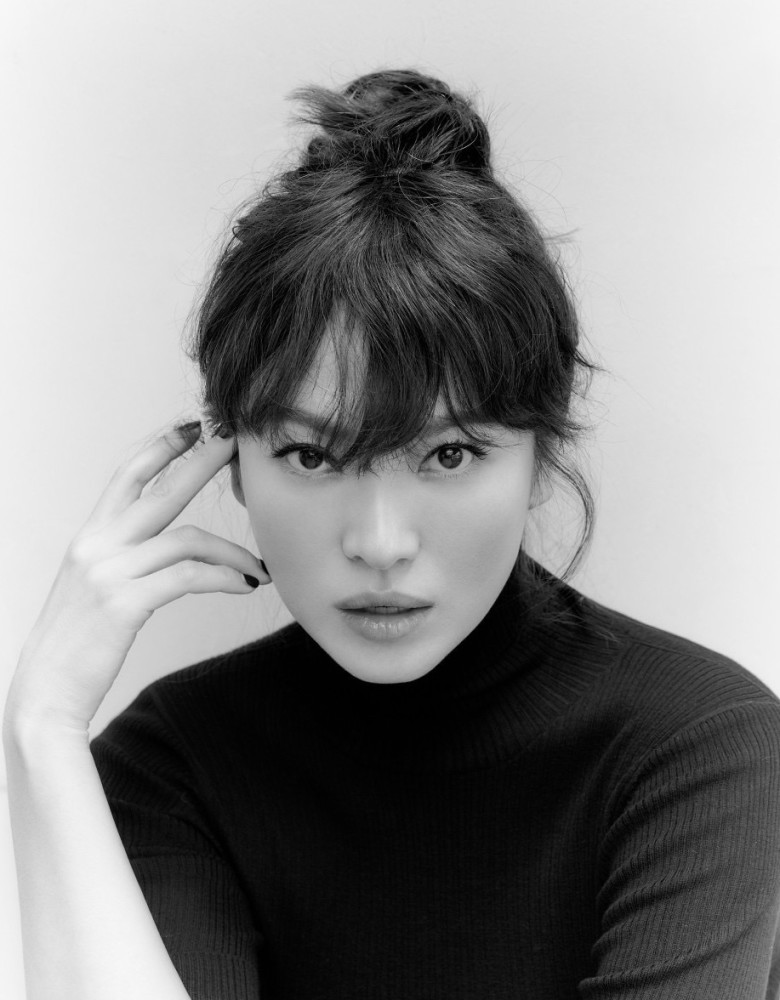 宋慧乔引领“晒伤妆”新时尚,配丸子头时髦哪像40岁?