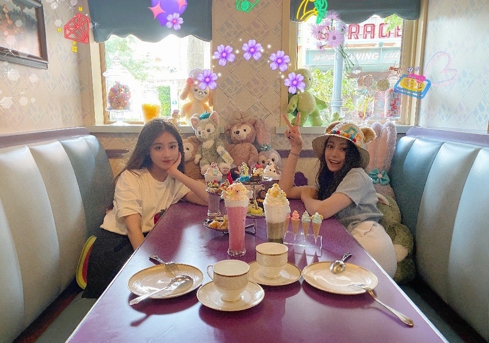 热巴祝绪丹罕见同框，素颜下热巴脸不够拳头大，瘦弱得让人心疼！