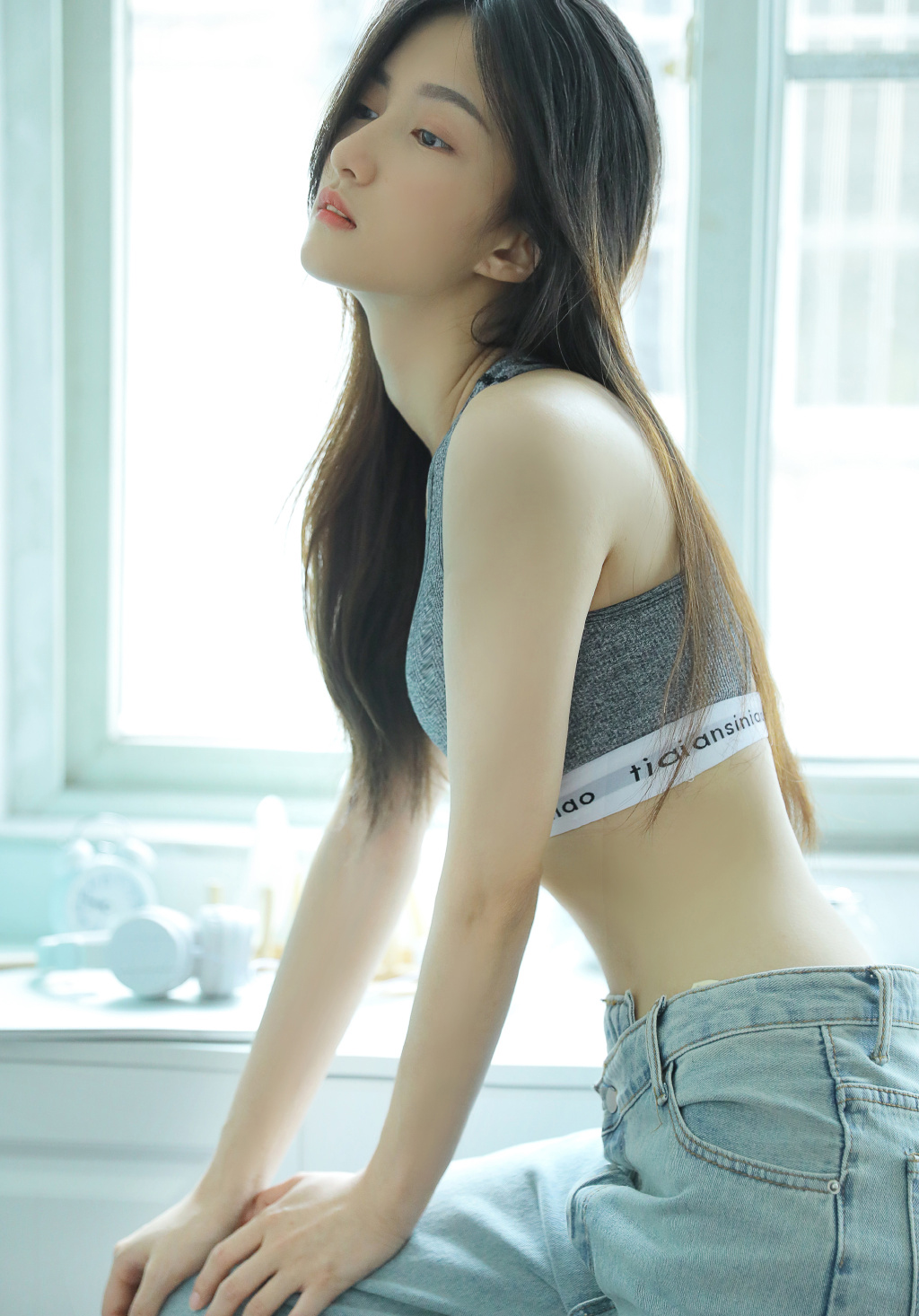 穿背心小蛮腰美女曼妙身材性感写真