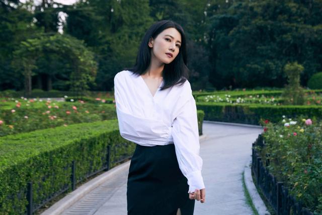 高圆圆V领白衬衫配包臀裙凹凸有致,好身材真性感