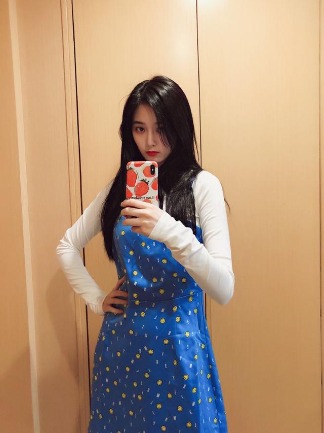 徐艺洋穿宽松连衣裙却不显臃肿,筷子腿太吸睛