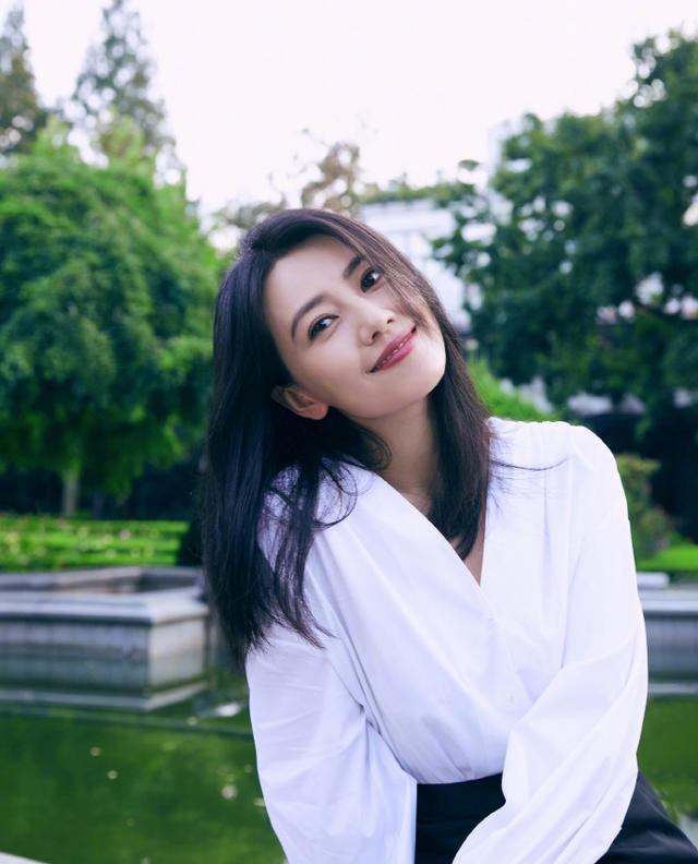高圆圆V领白衬衫配包臀裙凹凸有致,好身材真性感