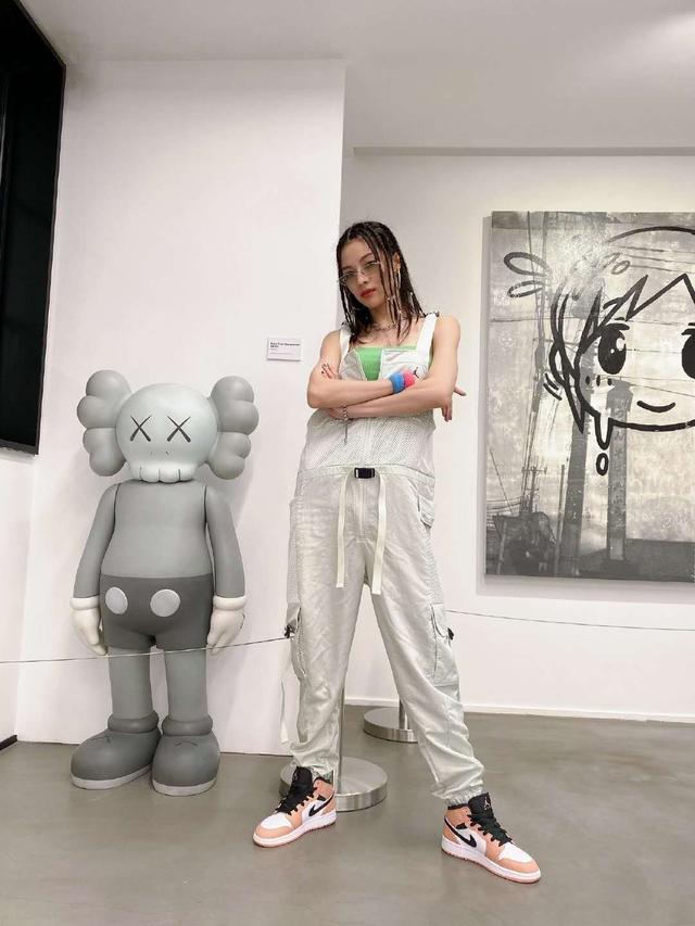 脏辫酷女孩钟楚曦紫色运动套装秀好身材,女生看了都羡慕