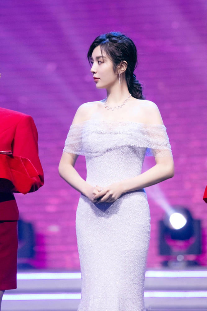 王晓晨白衬衫搭配绿色皮质半身裙简约高级，女神范十足