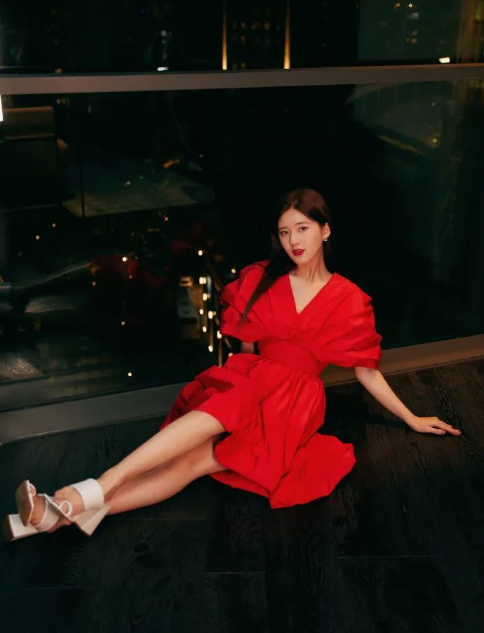 赵露思换上烈焰红裙太美丽,被衬得娇艳可人