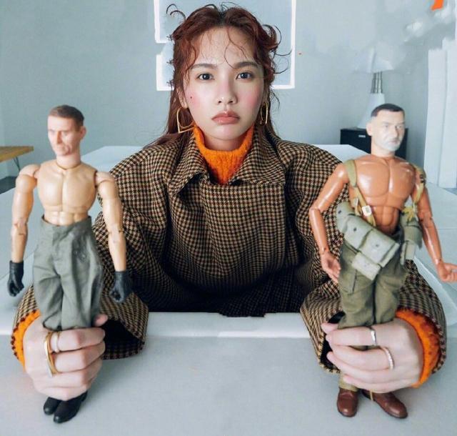 杨丞琳方格条纹大衣,泰迪式刘海好个性
