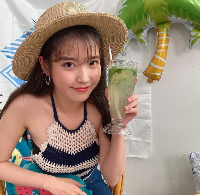 李知恩从甜美气质女孩到假小子,穿衣风格随意切换