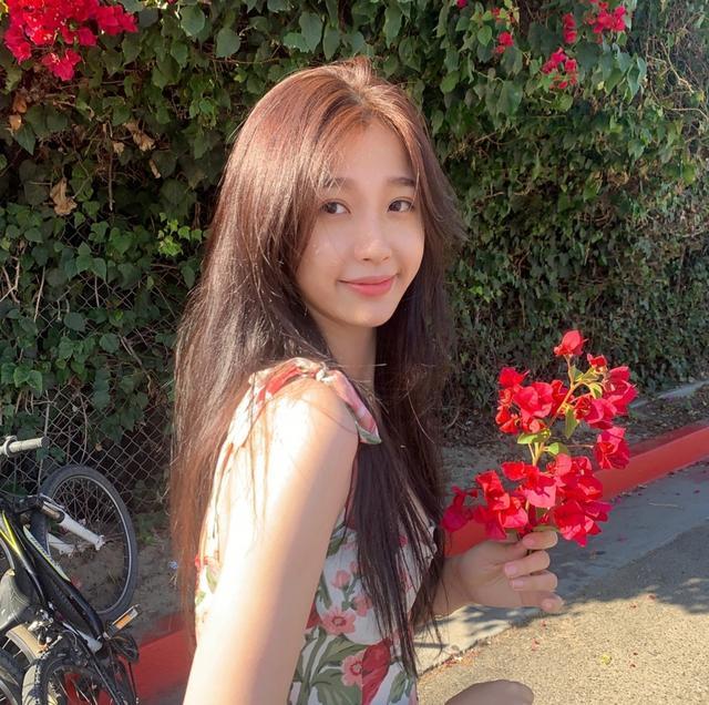 穿粉色衣服的虞书欣少女感太强,减龄效果真明显!