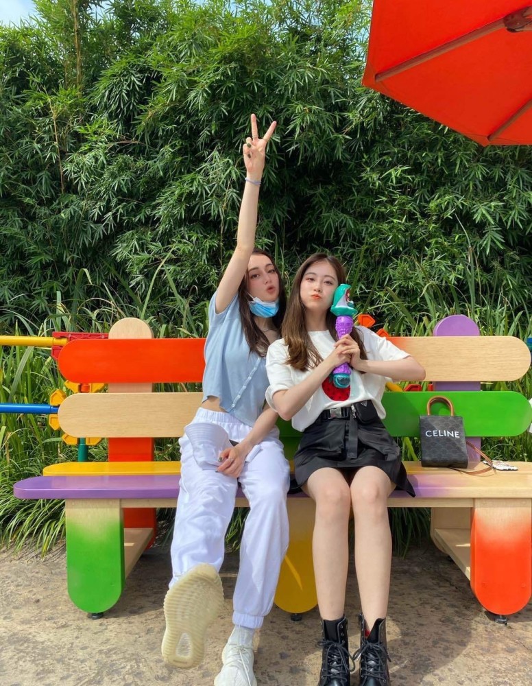 热巴祝绪丹罕见同框，素颜下热巴脸不够拳头大，瘦弱得让人心疼！