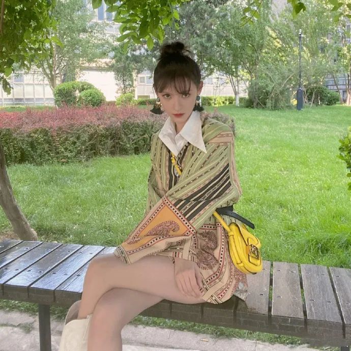 张予曦眉上刘海配学生头，一般人换上脸都要大一圈