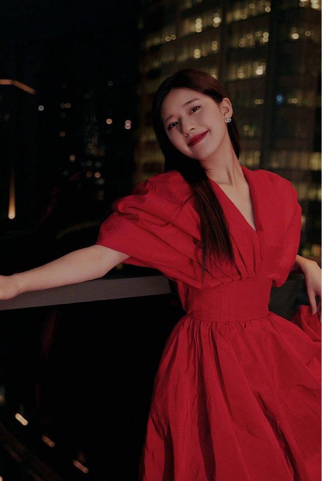 花包红裙复古风,赵露思演绎轻熟少女,甜甜一笑太美了