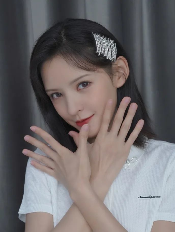 张予曦眉上刘海配学生头，一般人换上脸都要大一圈