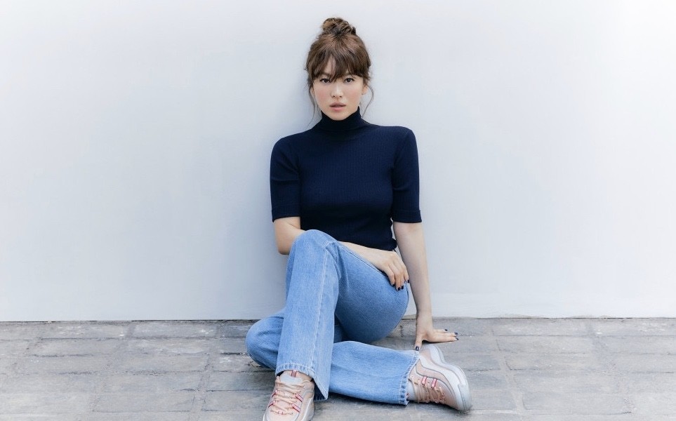 宋慧乔引领“晒伤妆”新时尚,配丸子头时髦哪像40岁?