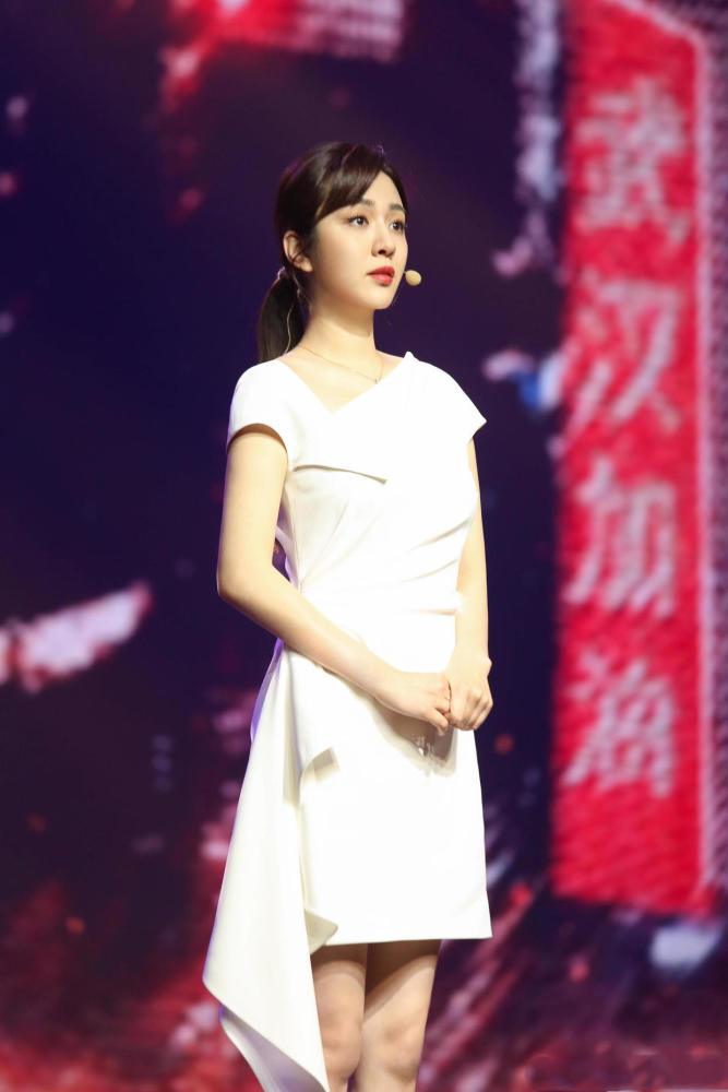 王晓晨白衬衫搭配绿色皮质半身裙简约高级，女神范十足