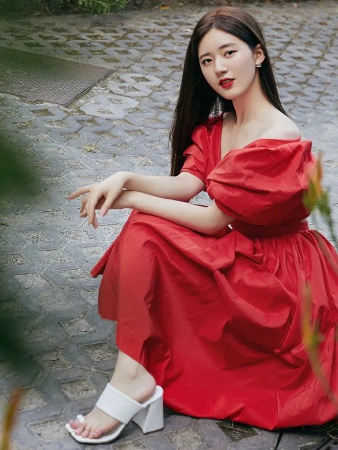 赵露思换上烈焰红裙太美丽,被衬得娇艳可人