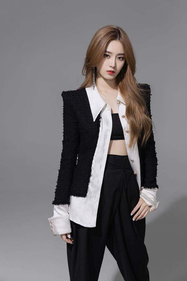 徐艺洋穿宽松连衣裙却不显臃肿,筷子腿太吸睛