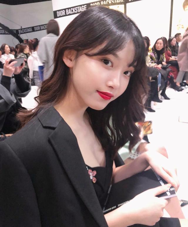 半藏森林微博营业，新造型改走精英人设，网友：还是茶艺适合她