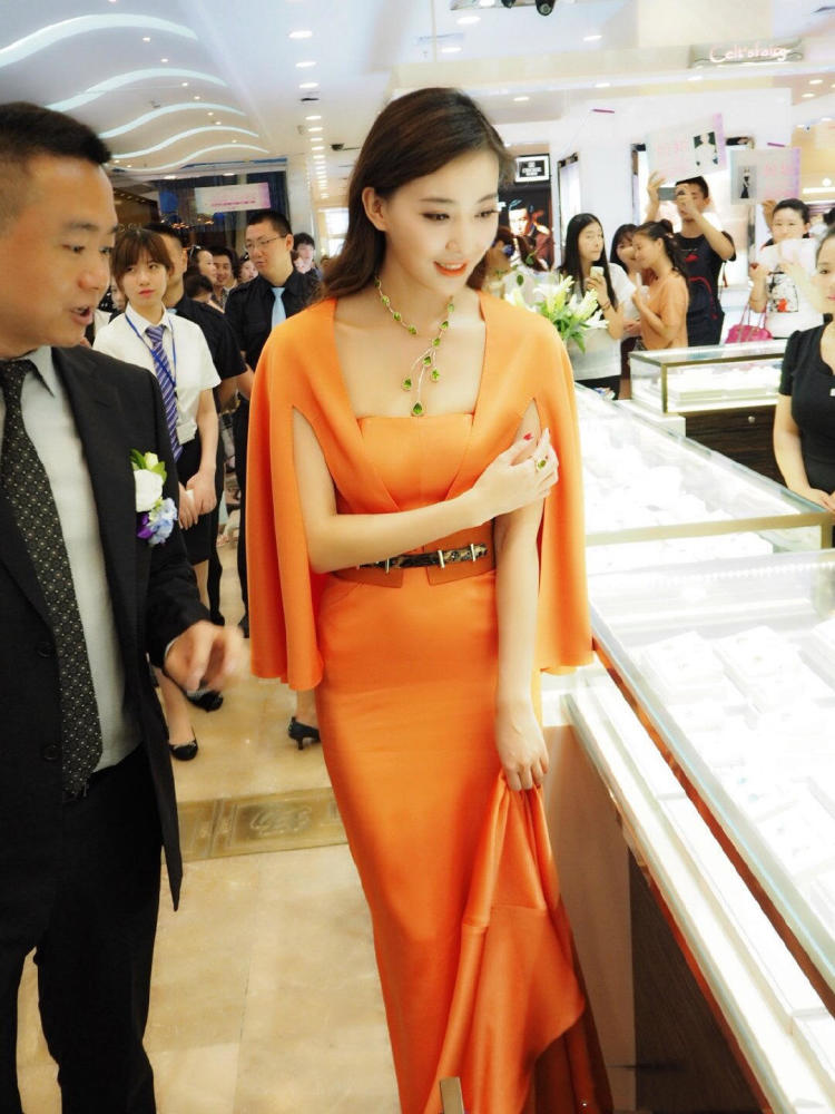 周知女神范十足，大胆尝试黄色连衣裙简约又高级，美了美了！