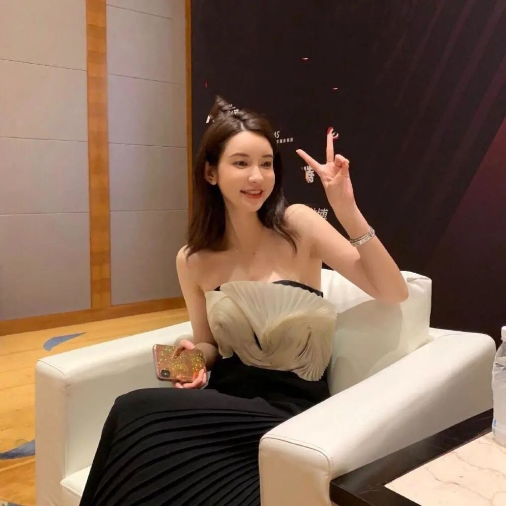 张大奕太会穿，看了这件“布条”裙后才知道时尚博主的真实力